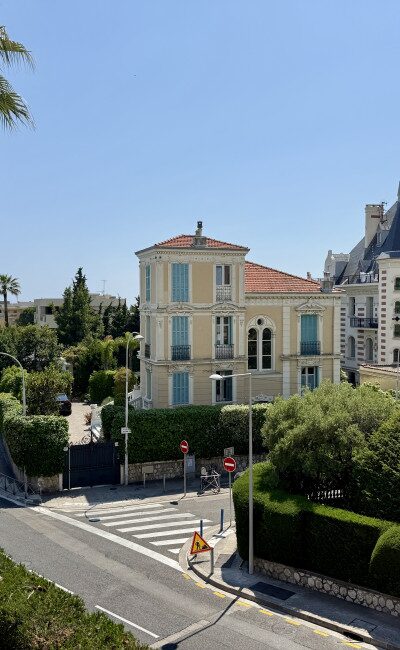 Vista panoramica su Nizza e sul mare da un appartamento in vendita a Cimiez