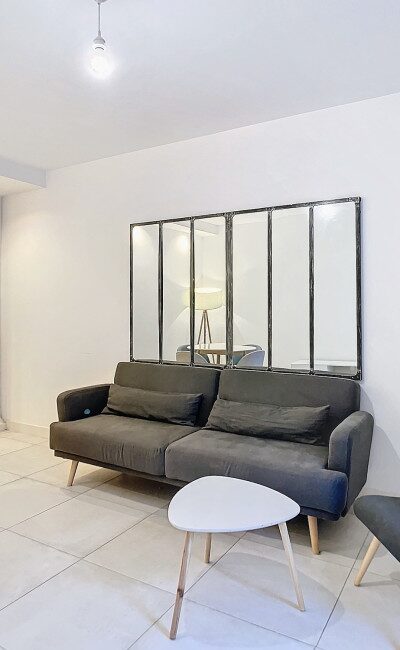 Soggiorno luminoso in appartamento a Cimiez con cucina a vista e camera da letto