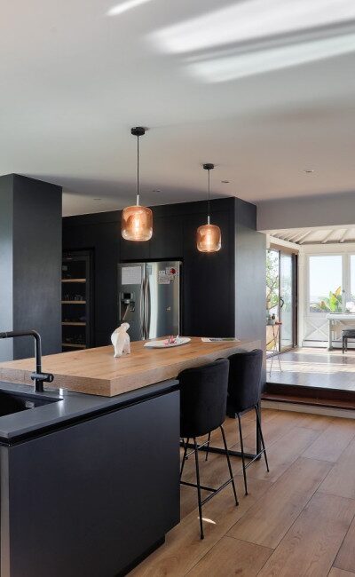 Soggiorno con cucina a vista in appartamento a Nizza Cimiez, terrazza panoramica