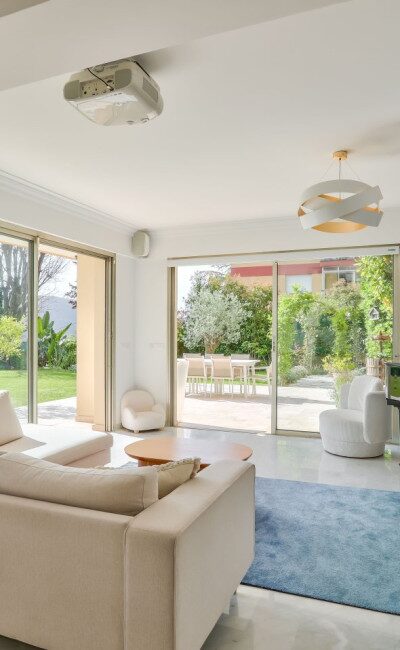 Soggiorno luminoso di 48 m² in appartamento a Cimiez, Nizza, con cucina separata