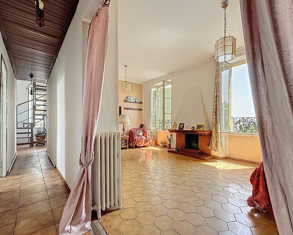 Secondo e ultimo piano di una piccola casa da ristrutturare situata nel cuore di Cimiez
