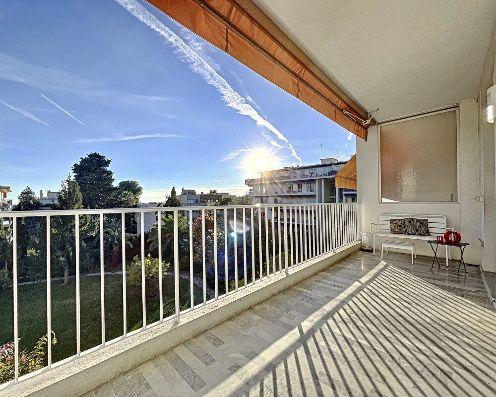 Grazioso appartamento con terrazza e garage in un condominio con parco         