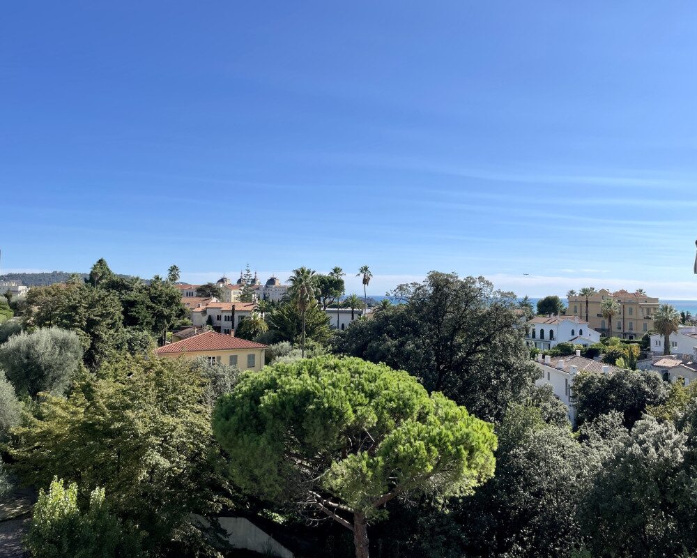 Appartamento all'ultimo piano con ampia terrazza e vista sul mare e le colline.