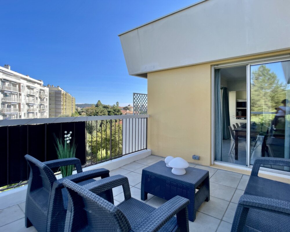 Appartamento all'ultimo piano con ampia terrazza e vista sul mare e le colline.