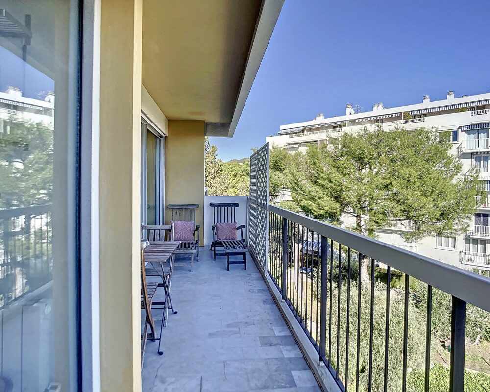 Appartamento all'ultimo piano con ampia terrazza e vista sul mare e le colline.