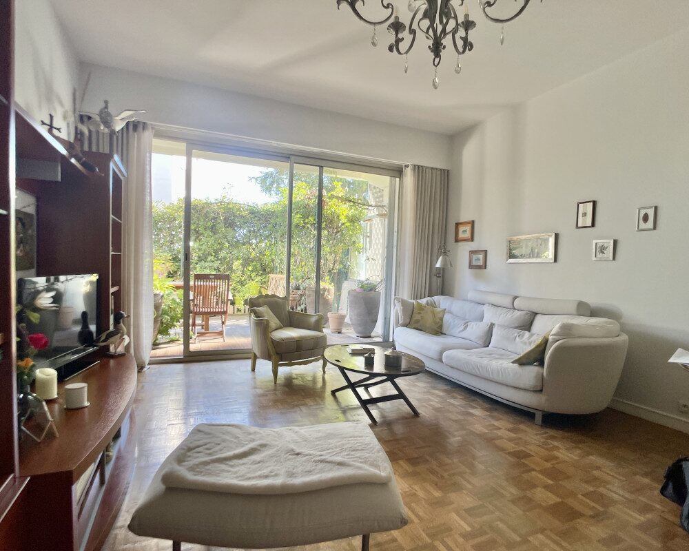 Nizza Cimiez - Ampio bilocale di 62mÂ² al piano giardino con 99mÂ² di spazio esterno 