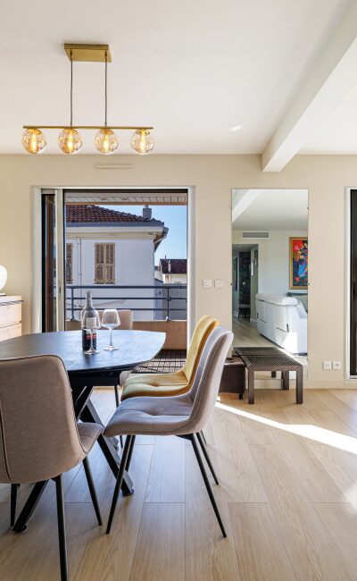 Soggiorno luminoso in appartamento a Nizza Carré d’Or con cucina moderna