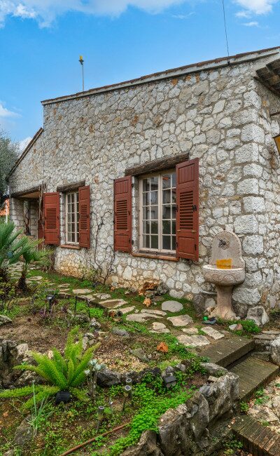 Terreno alberato con piante mediterranee nella quiete della zona Museo Chagall