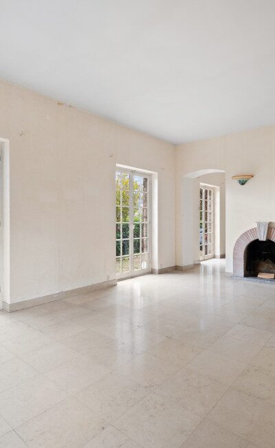Ampio soggiorno con camino che si affaccia sul giardino, casa degli anni '50 a Nizza