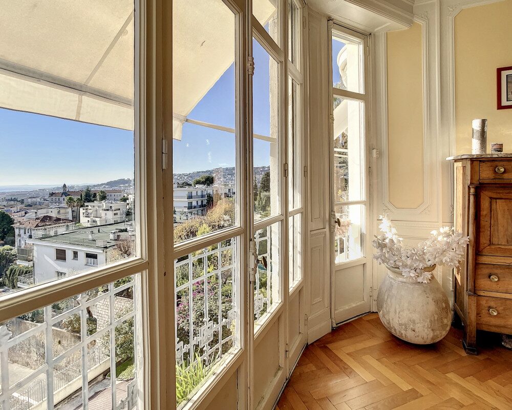 Coeur Cimiez - Bellissimo appartamento di 5 stanze di 140 m2 al piano alto con vista mare e parcheggio        
