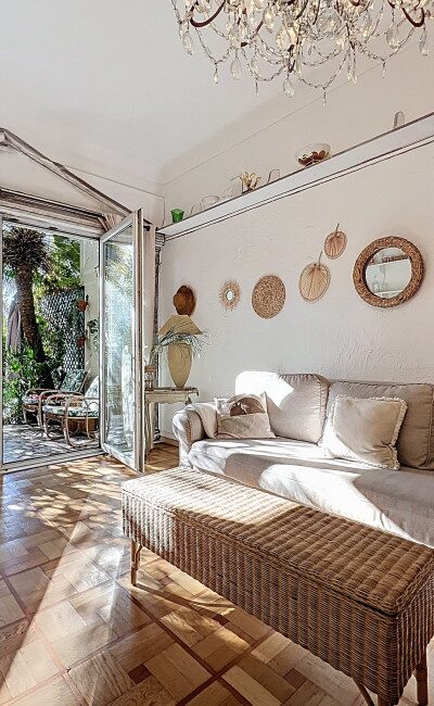 Séjour lumineux exposé sud ouvrant sur terrasse et jardin, Promenade des Anglais