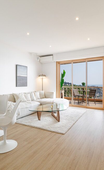 Séjour lumineux appartement Villefranche sur Mer terrasse vue mer