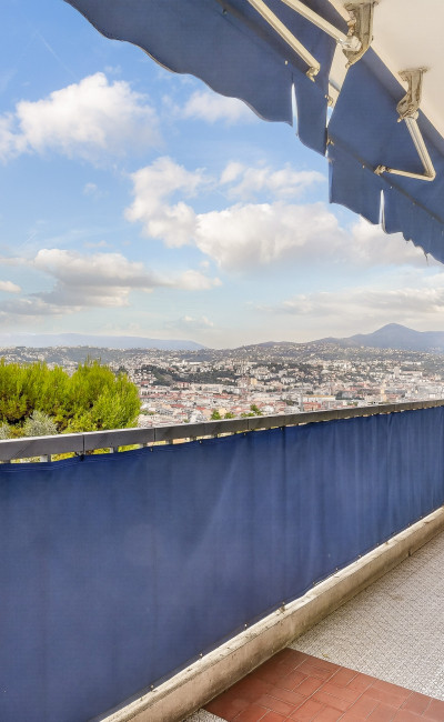 Appartement lumineux avec aperçu mer et vue dégagée sur la ville à vendre