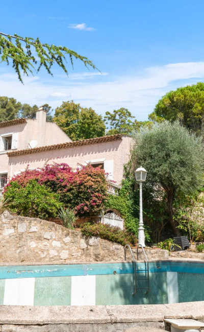 Terrain arboré de 1 950 m² avec piscine et espaces extérieurs à vendre