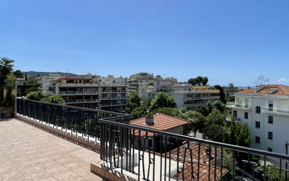 Coeur Cimiez – Atypical Apartment on the Top Floor with Terrace and Panoramic Sea and City View : photo 2