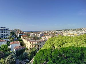 Nice Cimiez Appartement 3 pièces rénové en dernier étage avec vue mer et ville