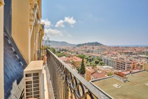 NICE BAS CIMIEZ – Splendido trilocale passante all’ultimo piano di un edificio borghese