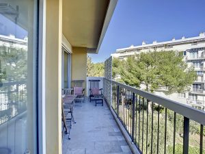 NICE – CIMIEZ – Top-floor apartment with a large terrace and views of the sea and hills.