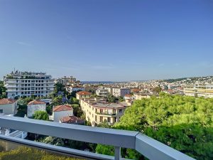 Nice Cimiez Appartement 3 pièces rénové en dernier étage avec vue mer et ville