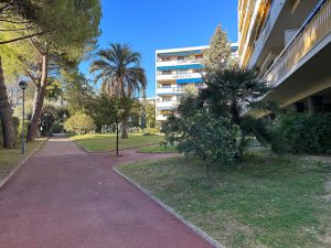 Nice Cimiez Flirey – Spacieux 2 pièces au calme dans résidence avec parc.