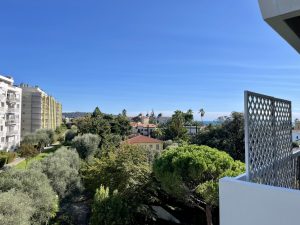 NICE – CIMIEZ – Top-floor apartment with a large terrace and views of the sea and hills.