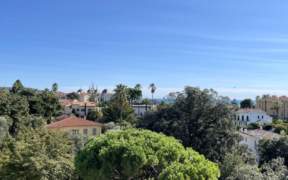 NICE – CIMIEZ – Appartement en dernier étage avec grande terrasse et vue mer et collines