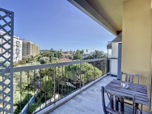 NICE – CIMIEZ – Appartement en dernier étage avec grande terrasse et vue mer et collines