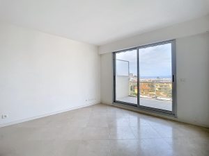 Nice Cimiez Appartement 3 pièces rénové en dernier étage avec vue mer et ville