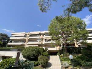 Nice Cimiez – Très bel appartement entièrement rénové dans résidence avec piscine