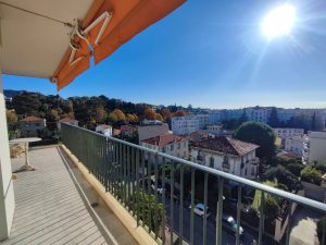 Nizza Cimiez – Trilocale all’ultimo piano con terrazza e vista panoramica