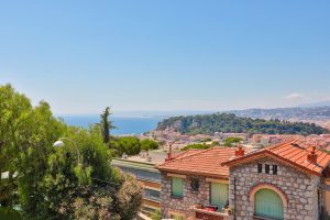 NICE – Mont Boron  – Magnifique 2 pièces traversant disposant d’une terrasse avec vue panoramique sur la mer