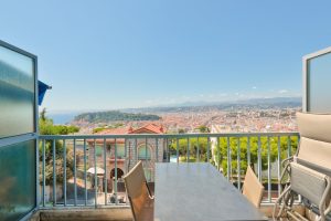 NICE – Mont Boron  – Magnifique 2 pièces traversant disposant d’une terrasse avec vue panoramique sur la mer