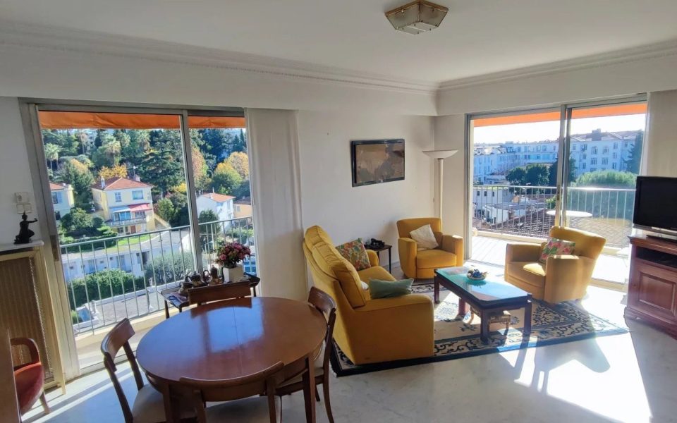 Nice Bas Cimiez – Appartement 3 pièces dernier étage avec terrasse vue panoramique